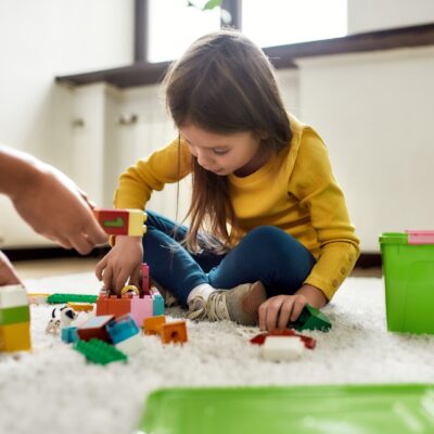 Meisje speelt met blokken