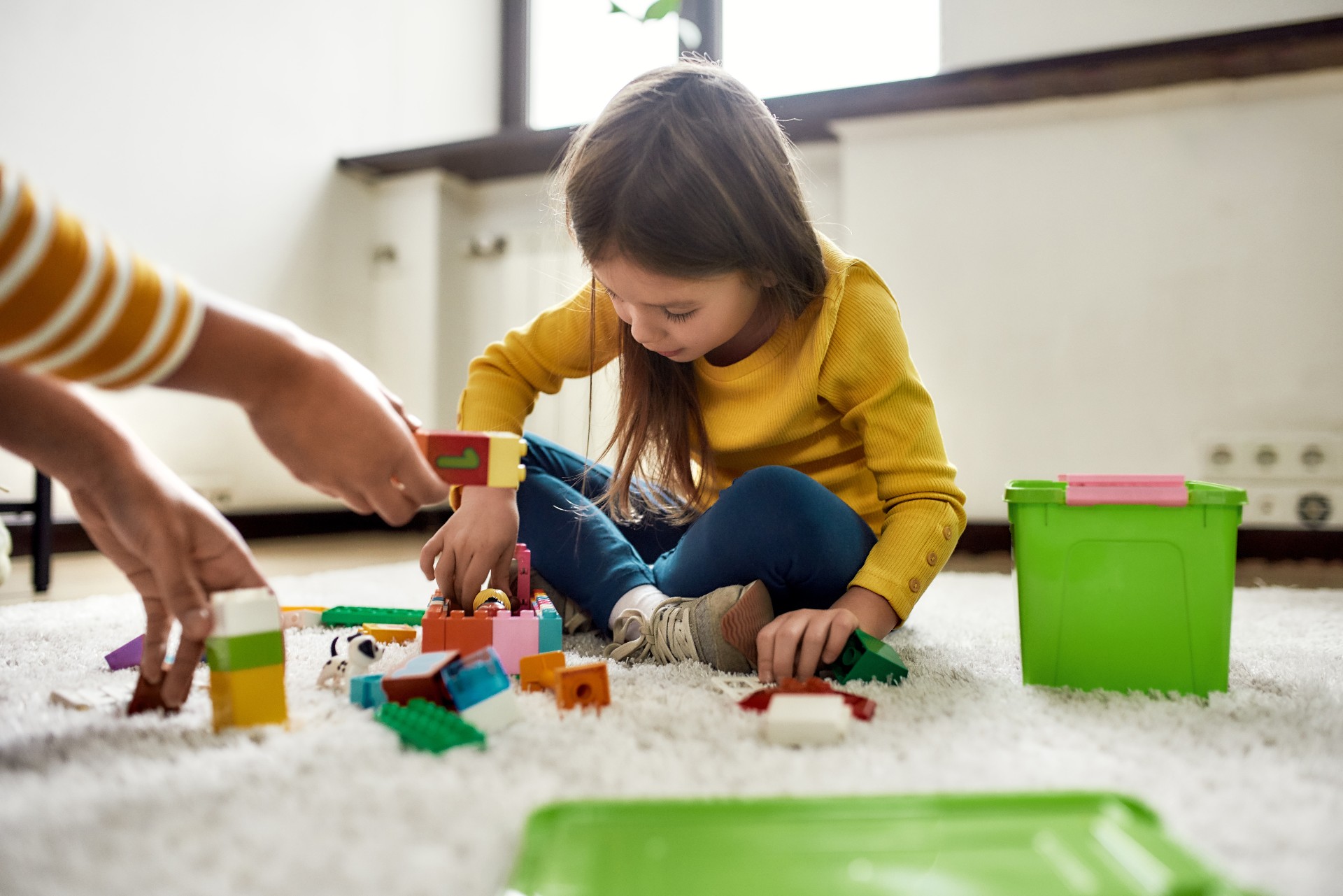 Meisje speelt met blokken